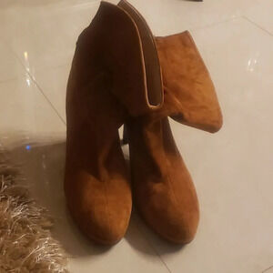 𝅺OPPOSITE heeled boots size 7